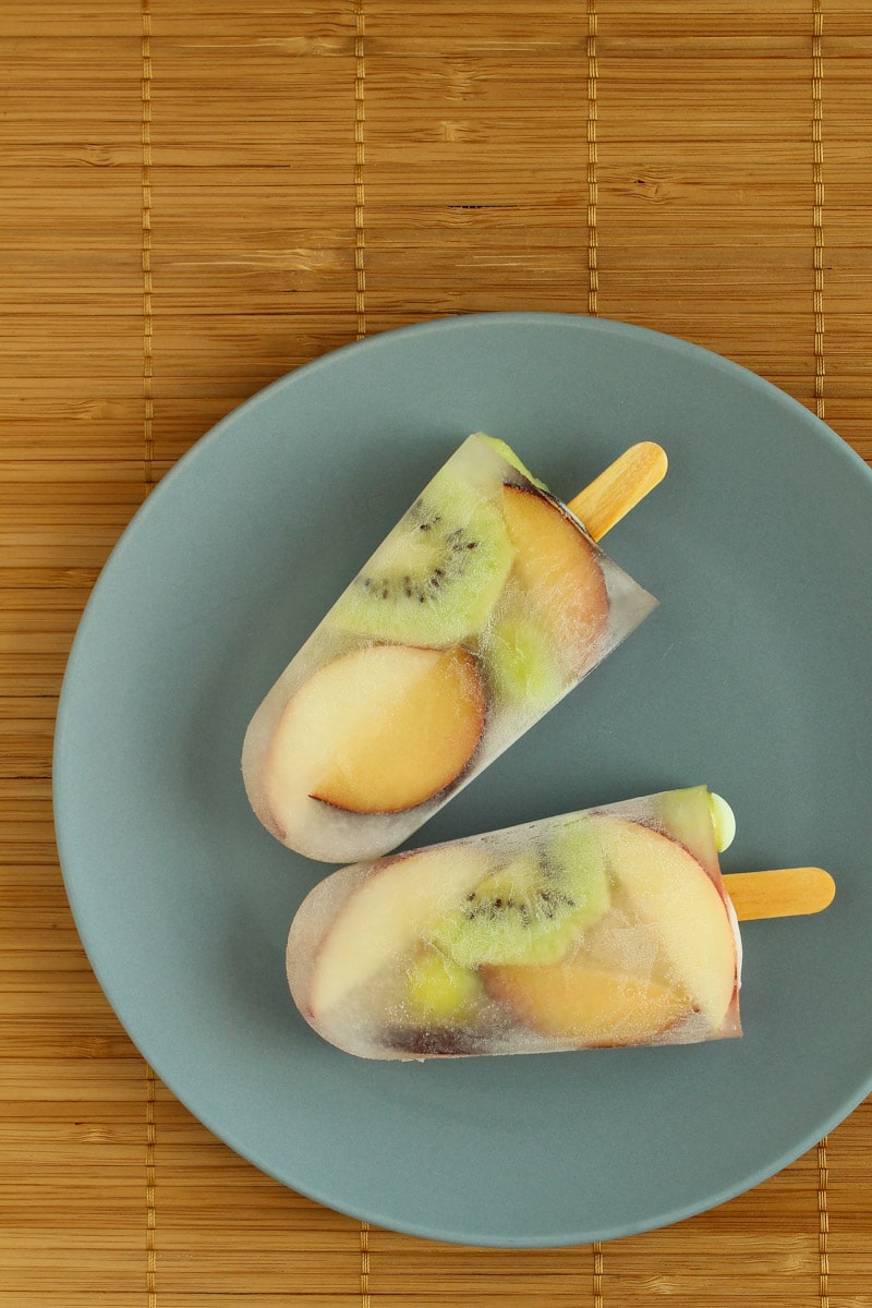 Picolé de frutas e água de coco