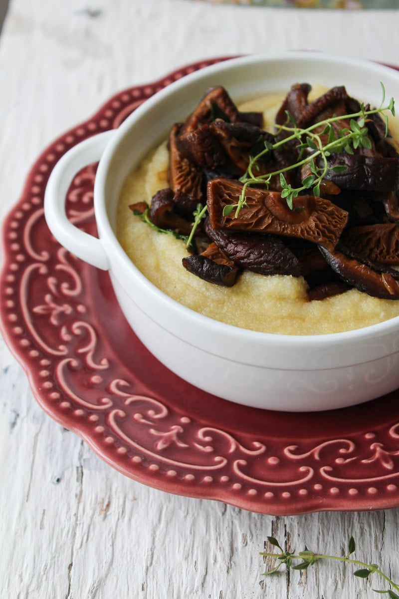 Polenta com shitake e tomilho