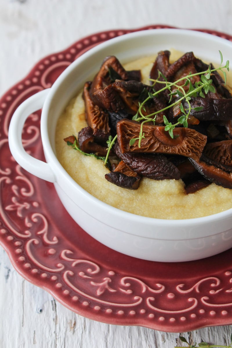 Polenta com shitake e tomilho