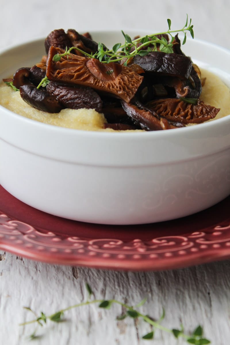 Polenta com shitake e tomilho