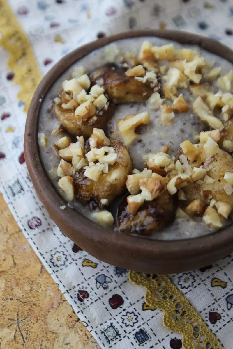 Pudim de chia com banana caramelizada