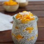 Pudim de chia com manga e coco