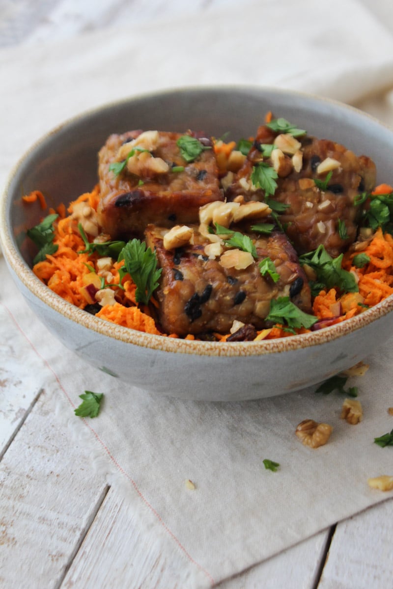 Salada de cenoura com curry e tempeh