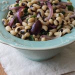 Salada de feijão fradinho com cebola roxa e azeitona