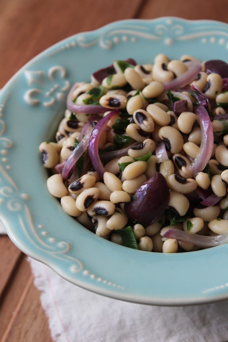 Salada de feijão fradinho com cebola roxa e azeitona
