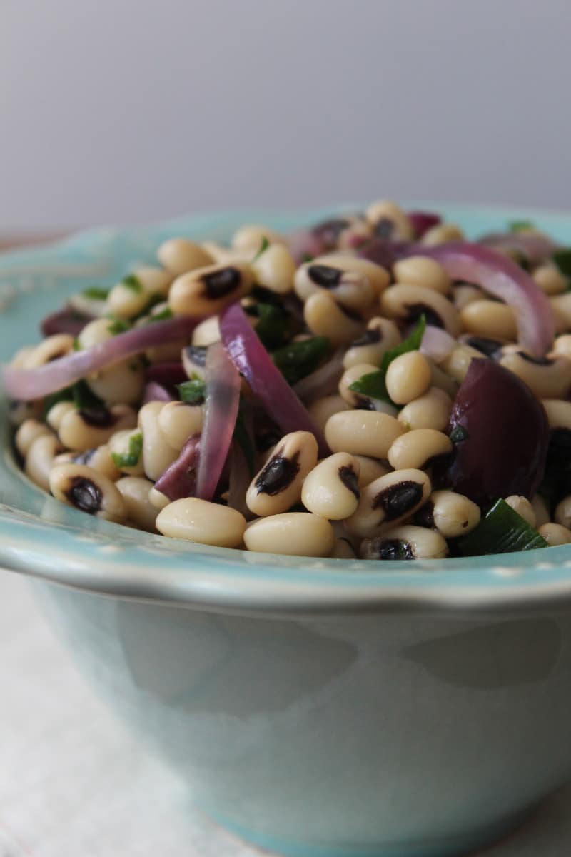 Salada de feijão fradinho com cebola roxa e azeitona
