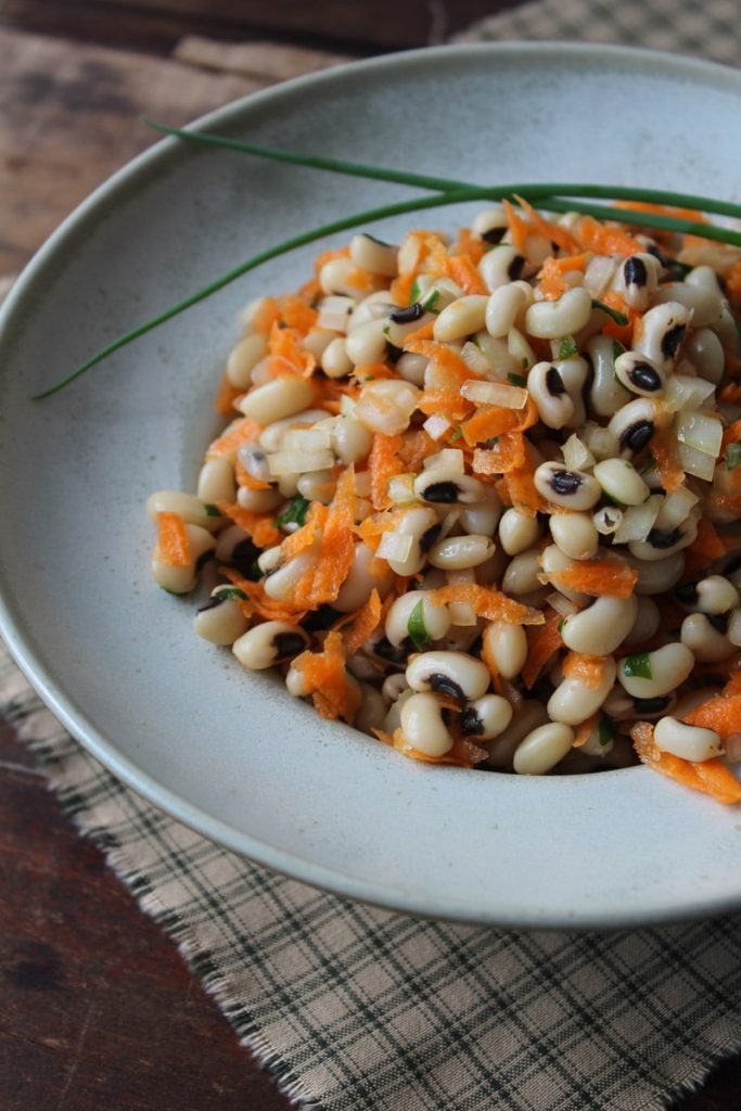 Salada de feijão fradinho e cenoura