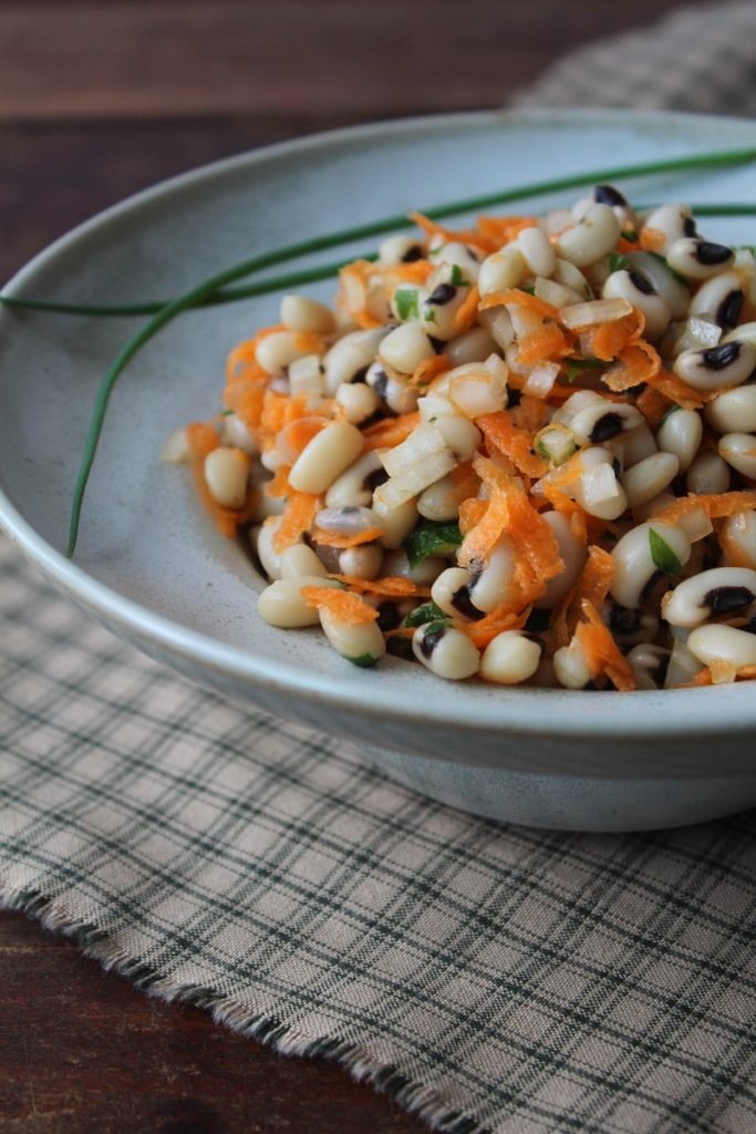 Salada de feijão fradinho e cenoura