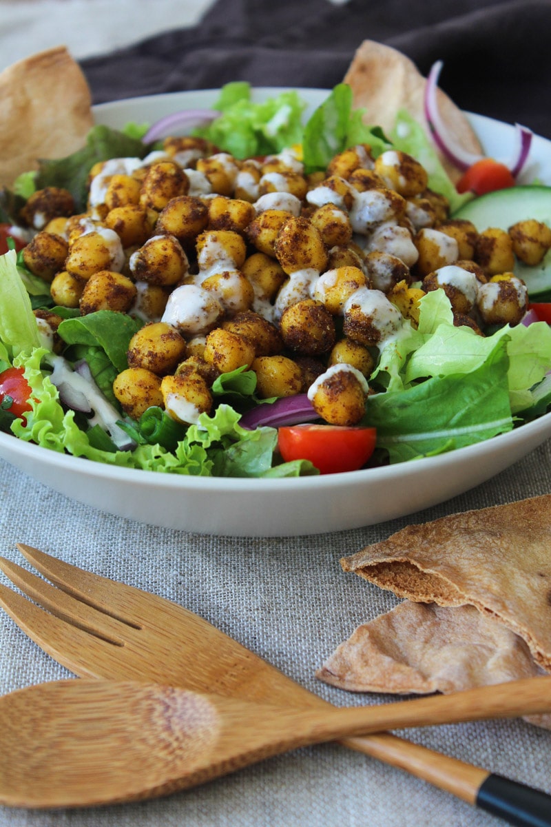 Salada com grão de bico assado