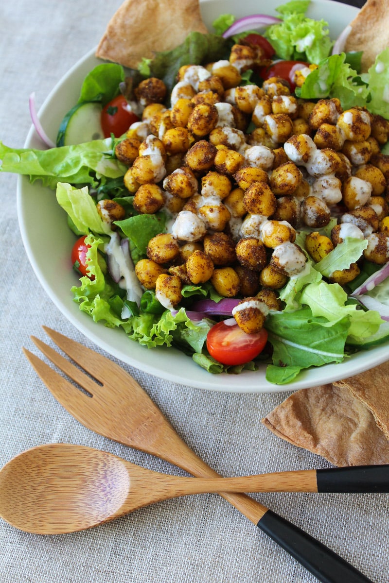 Salada com grão de bico assado