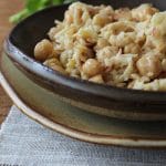 Salada de grão de bico e maçã com molho tahine