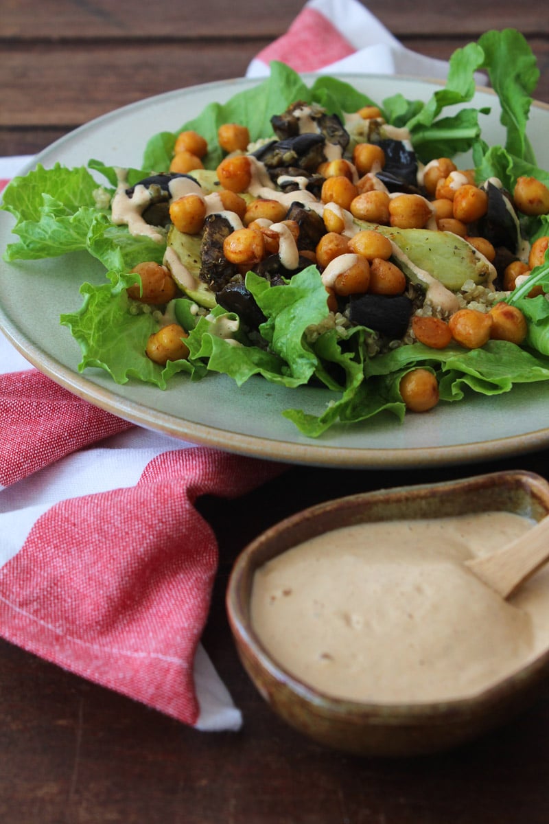 Salada de grão de bico, quinua e tahine