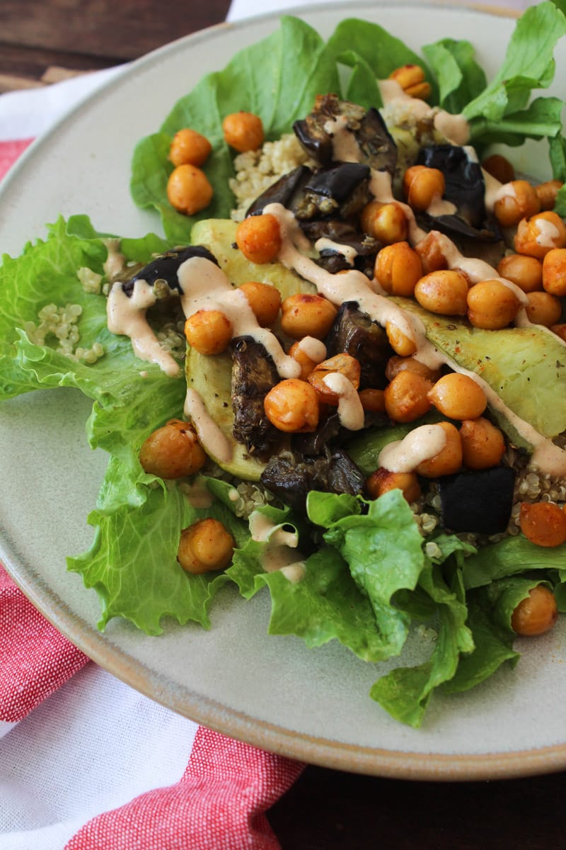 Salada de grão de bico, quinua e tahine - vegana