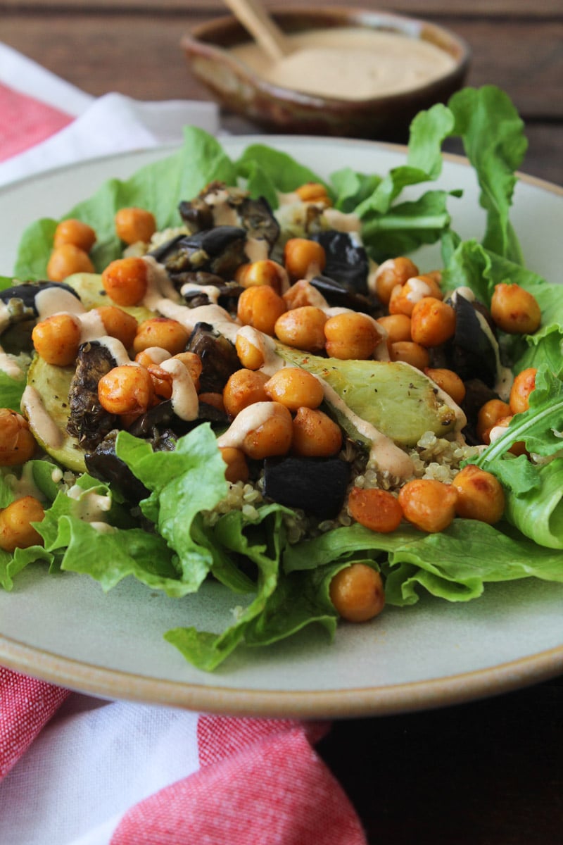 Salada de grão de bico, quinua e tahine