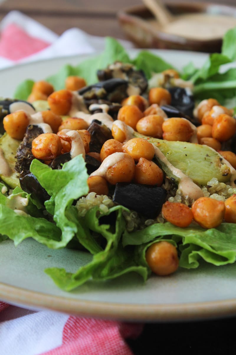 Salada de grão de bico, quinua e tahine