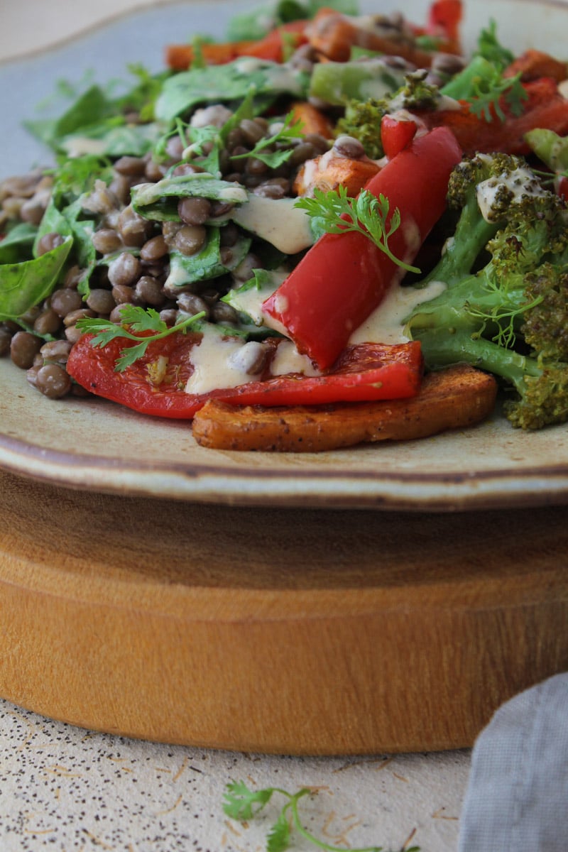 Salada de lentilha e legumes assados