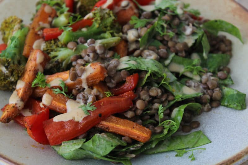 Salada de lentilha e legumes assados