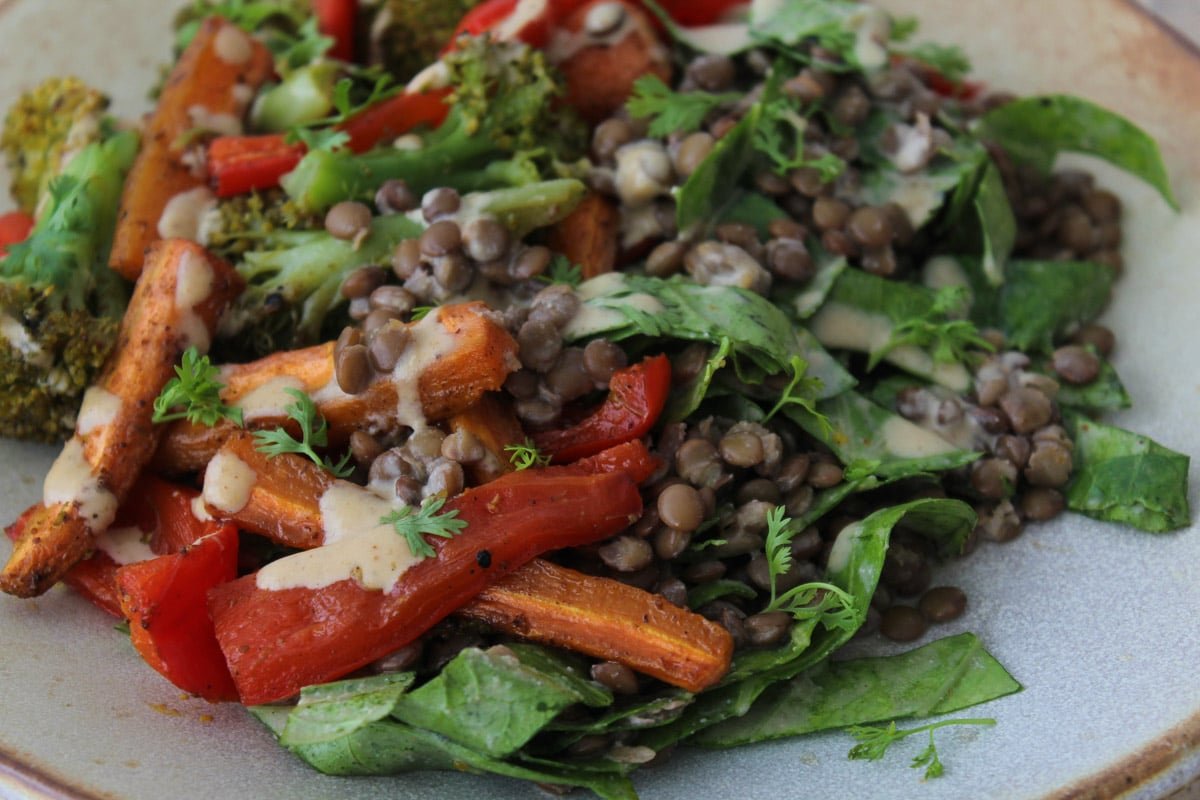 Salada de lentilha e legumes assados - Santo Legume