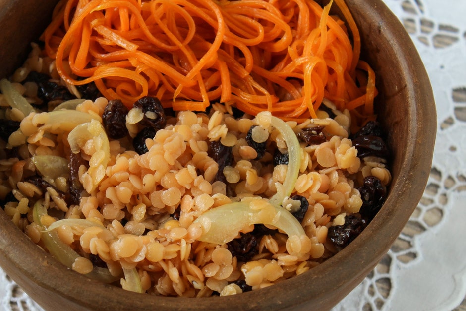 Salada de lentilha rosa com cenoura e passas