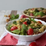 Salada de macarrão, brócolis e tahine