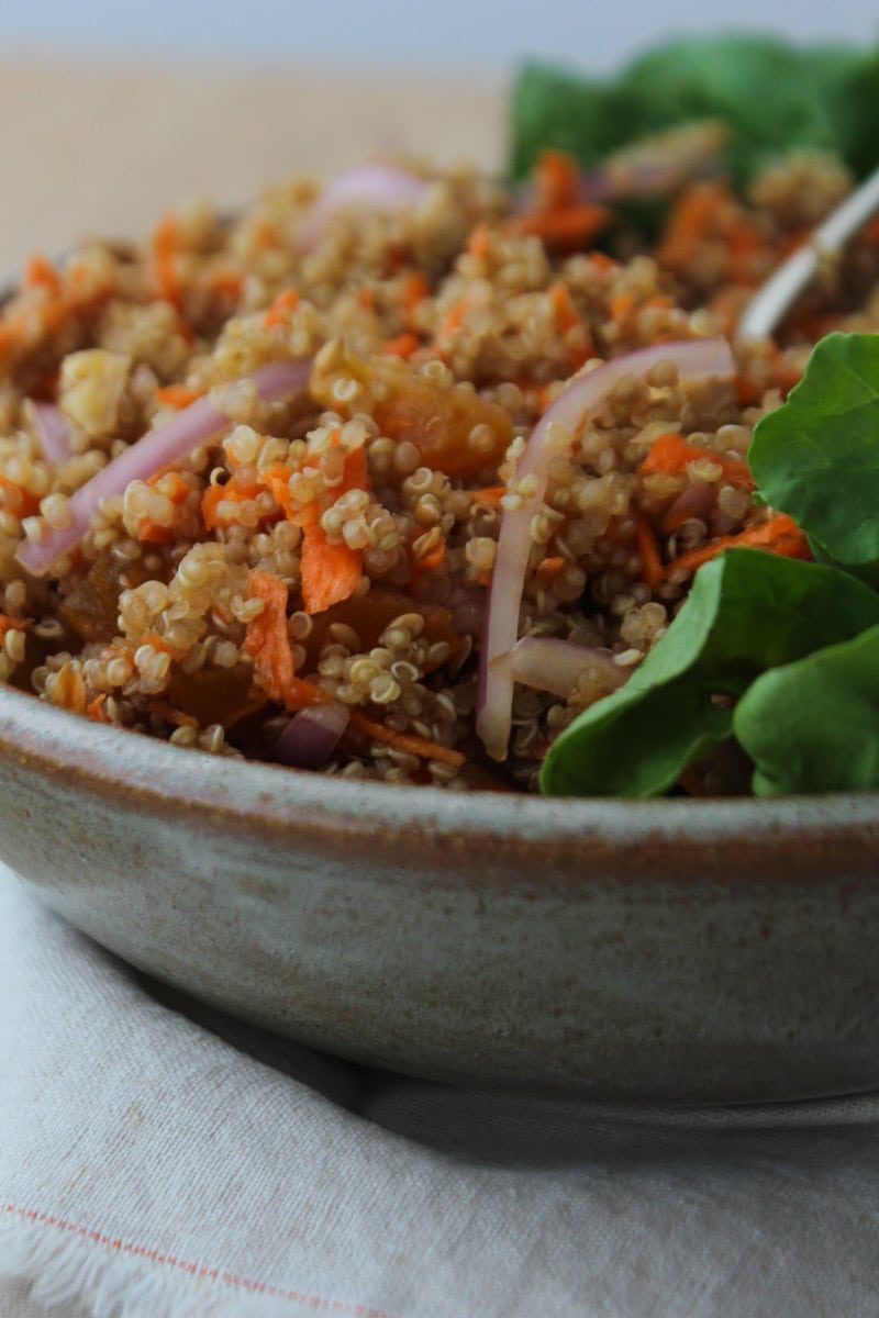 Salada de quinua com cenoura e damasco seco