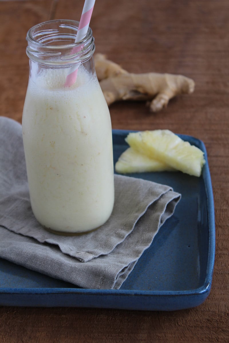 Iogurte vegetal batido com abacaxi e gengibre