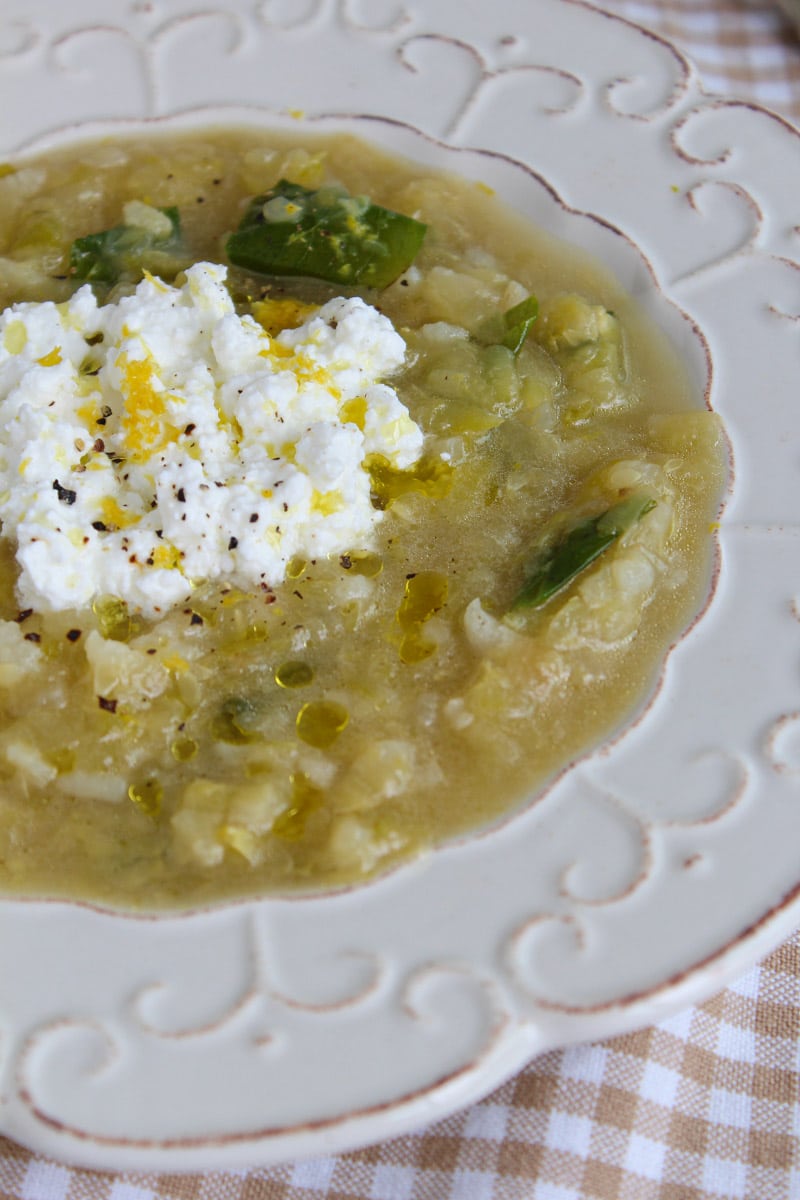 Sopa de abobrinha, arroz e manjericão