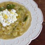 Sopa de abobrinha, arroz e manjericão