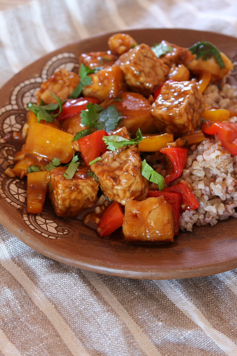 Tempeh com abacaxi e pimentão