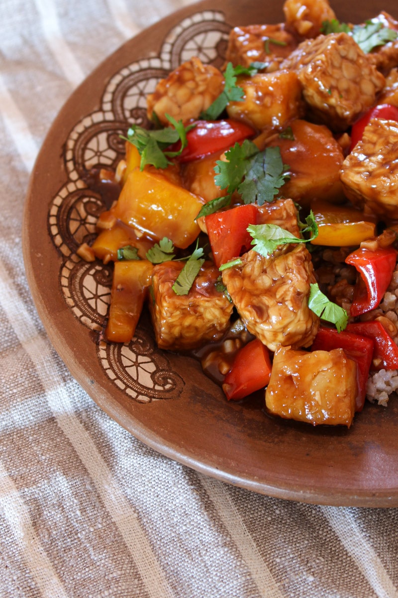 Tempeh com abacaxi e pimentão