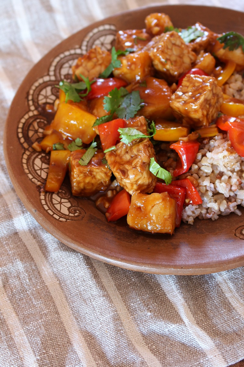Tempeh com abacaxi e pimentão