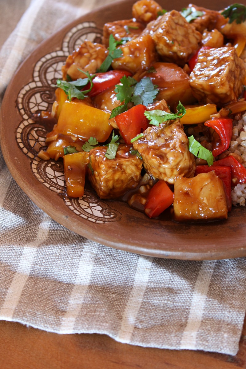 Tempeh com abacaxi e pimentão