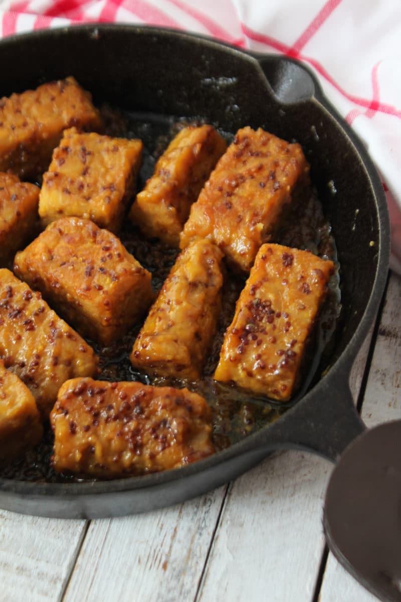 Tempeh marinado com mostarda e shoyu