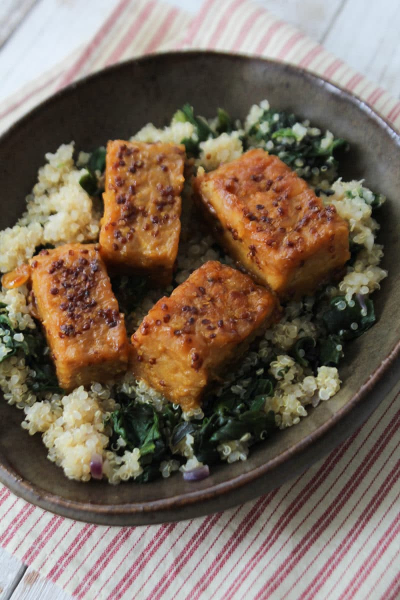 Tempeh marinado com mostarda e shoyu