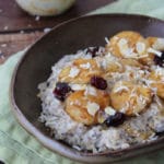 Tigela de aveia e chia com banana caramelizada